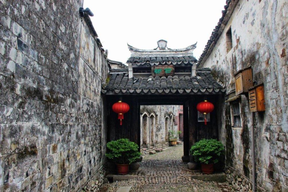 青藏线最高的公路唐古拉山口，海拔5231米，被称为“生命禁区”